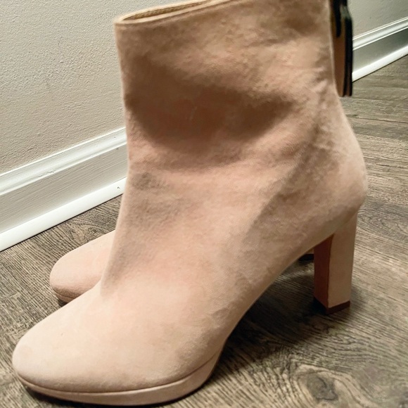Stuart Weitzman
Pink Delphine Suede Boots/Booties - Picture 4 of 5